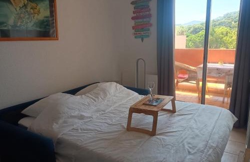 La Faviere Apartamento | Peaceful Seaview Apartment with Beach & Pool Access, Air Conditioning