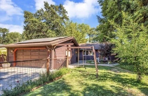 Kelseyville Casa | Peaceful setting on Kelsey creek ideal for artistic families.