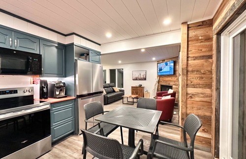 Collingwood Casa | Peaceful Ski Golf Spa Patio sleeps 6. Hang out in hammock