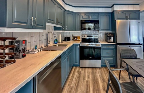 Collingwood Casa | Peaceful Ski Golf Spa Patio sleeps 6. Hang out in hammock