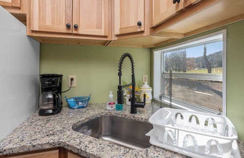 Cherokee Alquiler De RV | Peaceful Smoky Mountain Haven: A Serene Cabin Experience in Nature's Lap