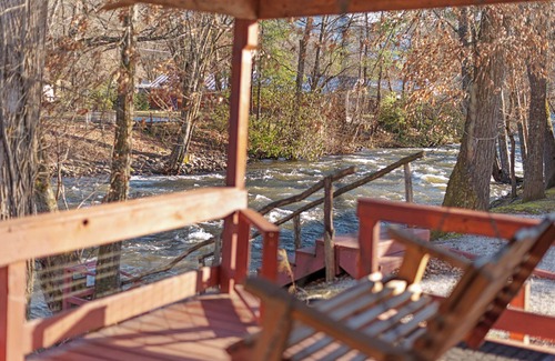 Cherokee Alquiler De RV | Peaceful Smoky Mountain Haven: A Serene Cabin Experience in Nature's Lap