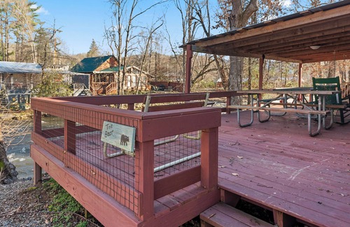 Cherokee Alquiler De RV | Peaceful Smoky Mountain Haven: A Serene Cabin Experience in Nature's Lap
