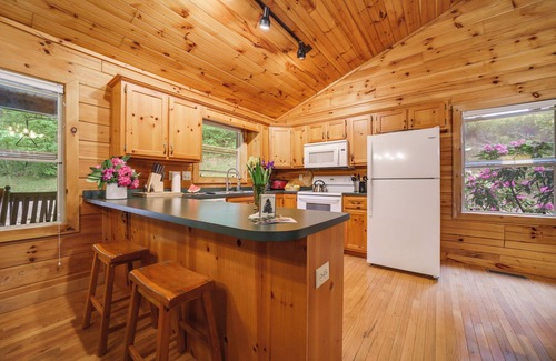 Waynesville Cabina | ¡NUEVO! Pintoresco Smoky Mtn Cabin w / Deck & Firepit!