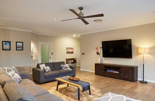 Gold Coast Casa | Peaceful & Spacious, 5 bedroom with POOL @ Burleigh Heads