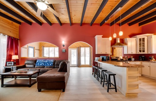 Stark Cabaña | Peaceful Stark Cottage w/ Deck on South Ponds!
