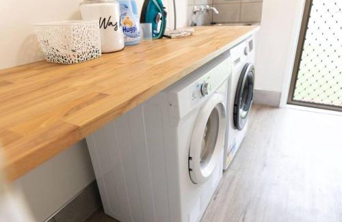 Shailer Park Apartamento | Peaceful Studio Close to shops, motorway, national forest & koalas!