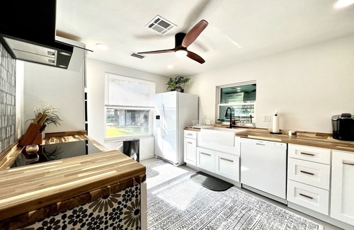 Lake Panasoffkee Casa | Peaceful & stylish pool home with gorgeous lake views