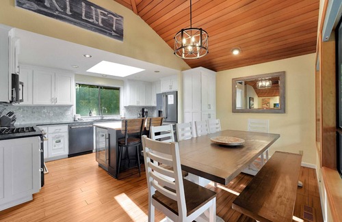 Sunriver Cabina | Peaceful Sunriver Escape w/ Hot Tub, Bikes & SHARC