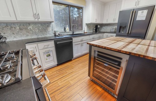 Sunriver Cabina | Peaceful Sunriver Escape w/ Hot Tub, Bikes & SHARC
