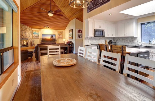 Sunriver Cabina | Peaceful Sunriver Escape w/ Hot Tub, Bikes & SHARC