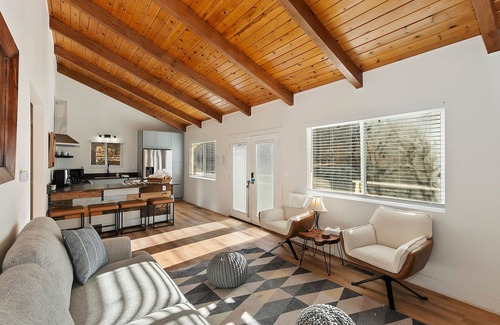 Upper Moonridge Cabina | Peaceful Sunshine Chalet with Hot Tub