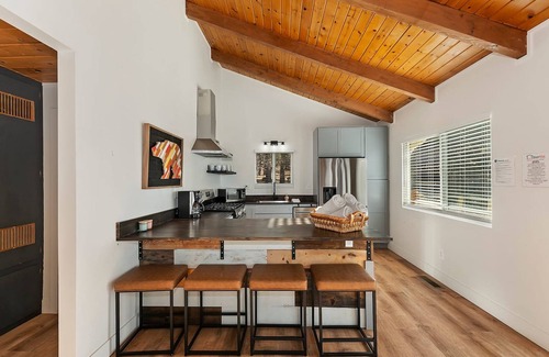 Upper Moonridge Cabina | Peaceful Sunshine Chalet with Hot Tub
