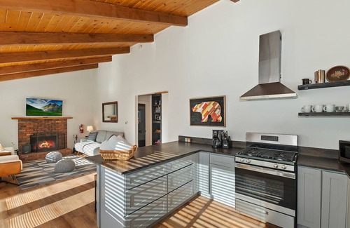 Upper Moonridge Cabina | Peaceful Sunshine Chalet with Hot Tub