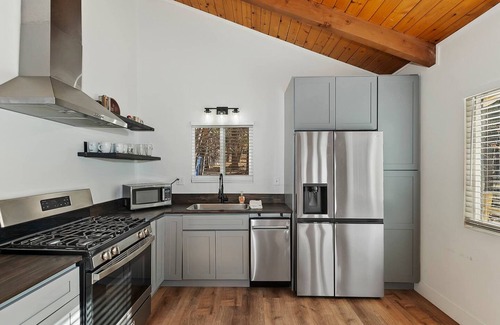 Upper Moonridge Cabina | Peaceful Sunshine Chalet with Hot Tub