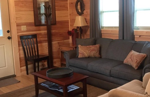 Tryon Cabina | Peaceful surroundings in lovely cabin near wineries!