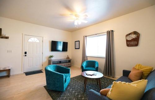 Evergreen Casa | Peaceful Townhome Fast Wifi Enclosed Garage