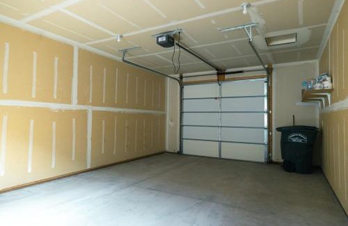Evergreen Casa | Peaceful Townhome Fast Wifi Enclosed Garage