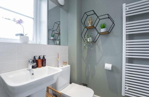 Cheltenham Casa | Peaceful Two Bedroom Two Bathroom Home