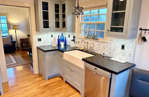 Pacific Grove Cabaña | Peaceful, Updated Cottage. Walk to Town & Beach. 2 Aquarium Guest Passes.