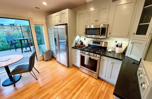 Pacific Grove Cabaña | Peaceful, Updated Cottage. Walk to Town & Beach. 2 Aquarium Guest Passes.