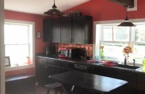 Berkeley Springs Cabaña | Peaceful Waterfall House -- 2 bedroom hidden treasure