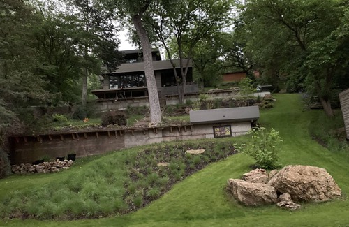 Prescott Casa | Peaceful Waterfront - Frank Lloyd Right Inspired Home