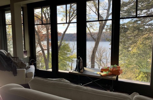 Prescott Casa | Peaceful Waterfront - Frank Lloyd Right Inspired Home