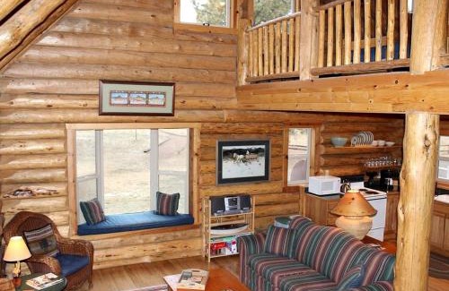 Chiloquin Casa | Peaceful Waterfront Log Cabin near Crater Lake National Forest, Oregon