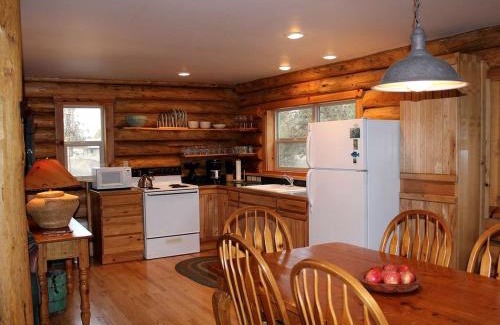 Chiloquin Casa | Peaceful Waterfront Log Cabin near Crater Lake National Forest, Oregon