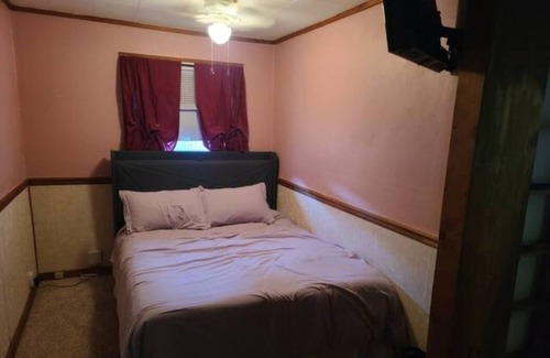 Robertsdale Casa | Peaceful Whiting Full Home Near Lakes, Parks, Chicago, and Hammond