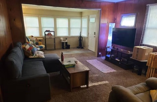 Robertsdale Casa | Peaceful Whiting Full Home Near Lakes, Parks, Chicago, and Hammond