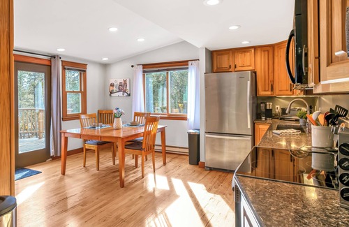 Coal Creek Canyon Casa | Peaceful Wooded 2-bedroom Family Friendly Modern Retreat - 30 Day+ Stay Only