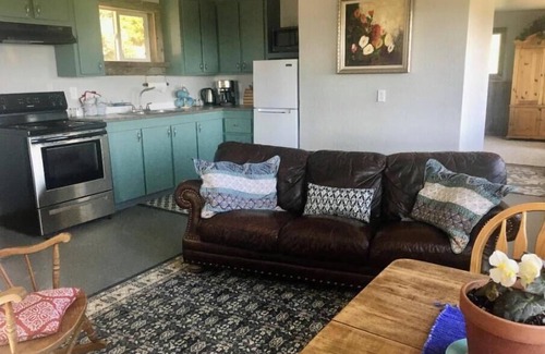 Brookings Cabaña | Peacefull hilltop cottage with huge ocean views!