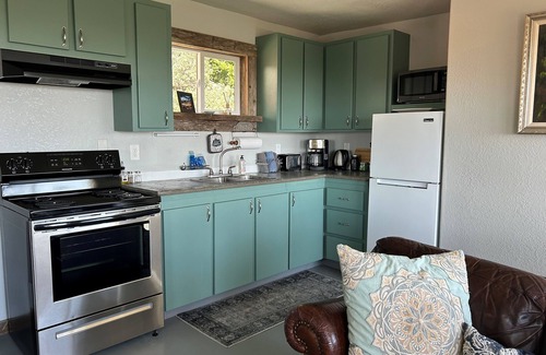 Brookings Cabaña | Peacefull hilltop cottage with huge ocean views!