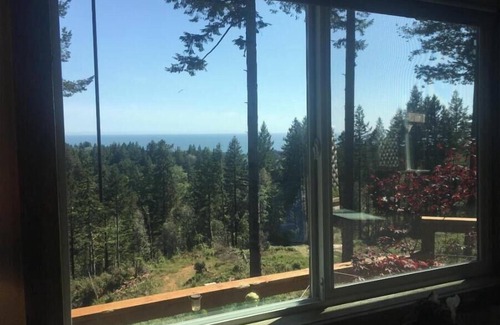 Brookings Cabaña | Peacefull hilltop cottage with huge ocean views!