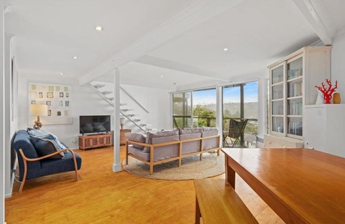 Copacabana Casa | Peacefully Uphill 2-bed Home with Gorgeous Seaview