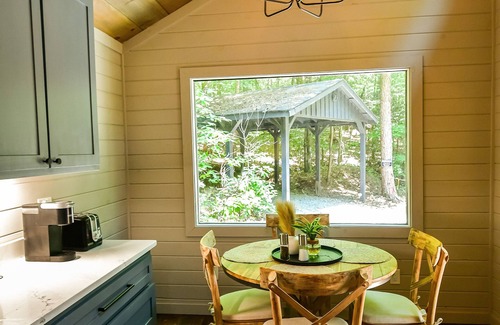 Cherry Log Cabina | Peach and Plumeria Hideaway Luxury 2br/1ba Newly Renovated Cabin with Hot Tub and Wifi