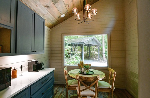 Cherry Log Cabina | Peach and Plumeria Hideaway Luxury 2br/1ba Newly Renovated Cabin with Hot Tub and Wifi