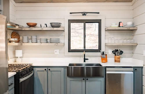 Cherry Log Cabina | Peach and Plumeria Hideaway Luxury 2br/1ba Newly Renovated Cabin with Hot Tub and Wifi