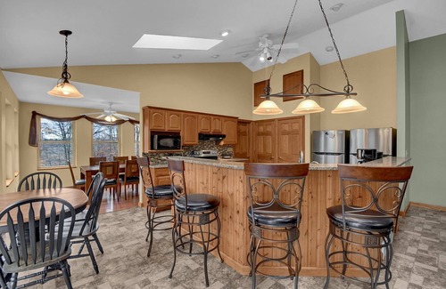 Logan Cabina | Peach Tree Lodge - Indoor Saltwater Pool