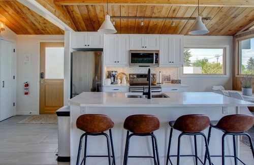 Central Okanagan Casa | Peachy Getaway with outstanding lake views