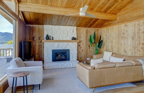 Central Okanagan Casa | Peachy Getaway with outstanding lake views