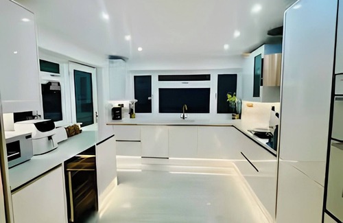 Cray Valley West Casa | Peacock Apartment (3-bedroom Luxury) in Greater London...with an upright Piano!