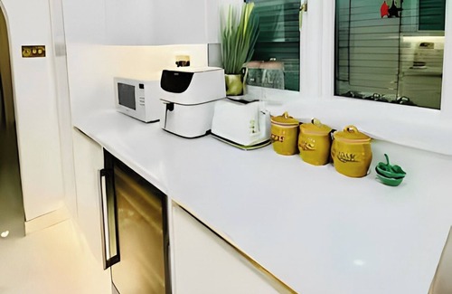 Cray Valley West Casa | Peacock Apartment (3-bedroom Luxury) in Greater London...with an upright Piano!