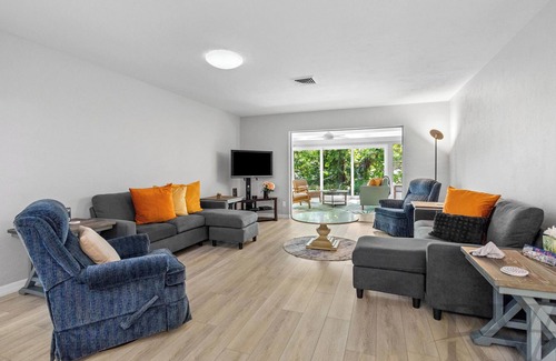 Longbeach Village Casa | Peacock Villa: Home on Longboat Key by RVA