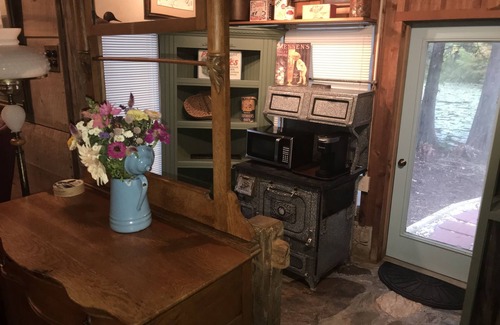 Unicoi Cabina | Peacocks, blacksmithing, buffalo, wildlife, a studio cabin by the pond.