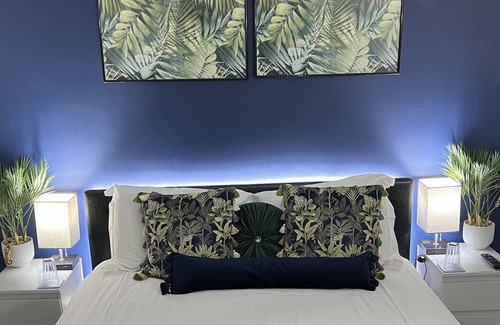 Largs Casa | Peacocks Guest House