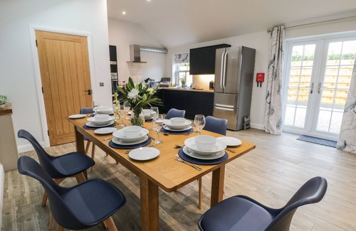 Fangfoss Cabaña | PEACOCKS REST, pet friendly, luxury holiday cottage in Pocklington