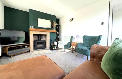 Crich Casa | Peak District Getaway Retreat! The most Stunning Garden Views - Firepit - Brand newly refurbished - Perfect for friends & family getaways